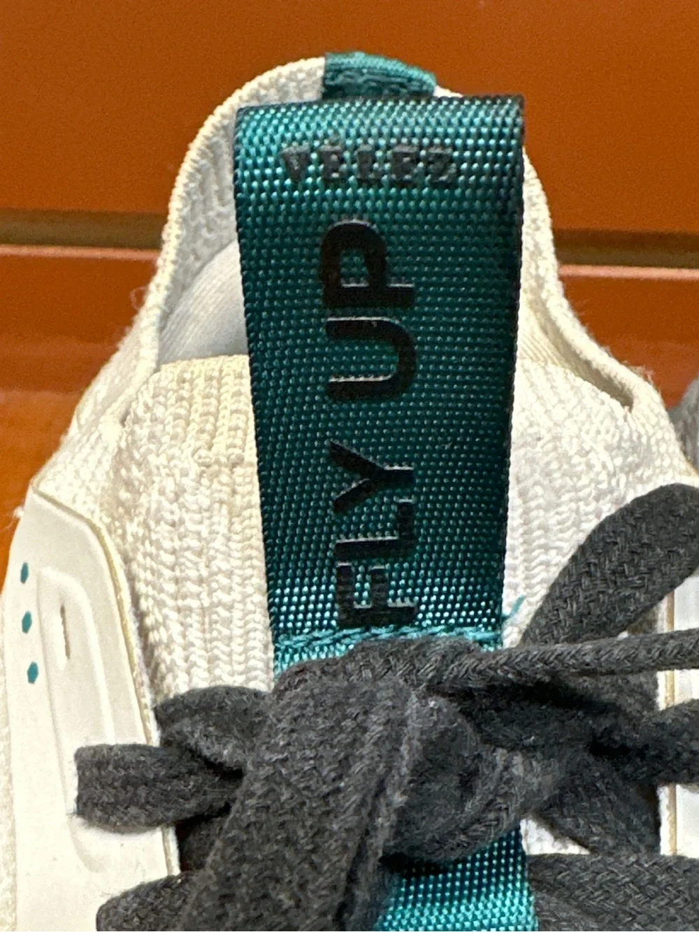Vélez Fly Up Women’s Sneakers Size 7.5 White Teal Athletic Shoes